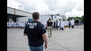 Los trabajadores indocumentados detenidos serán transportados a un centro de procesamiento cercano y se les colocará en proceso de deportación.