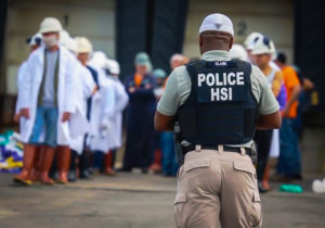 Agentes especiales de Inmigración y Aduanas de Estados Unidos ejecutan una orden de allanamiento penal en la procesadora de carne Fresh Mark en la ciudad de Salem, Ohio. Foto: ICE