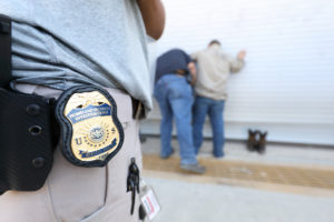 Agentes federales arrestan a uno de los 160 trabajadores indocumentados en una fábrica de remolques en Summer, Texas durante un operativo de inmigración. Foto: ICE