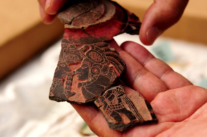 Fragmentos del mural de la cultura maya encontrados en el corazón de Teotihuacan muestran personajes portan tocados de cola de lobo, un inconfundible símbolo de la élite teotihuacana. Foto: Mauricio Marat | INAH