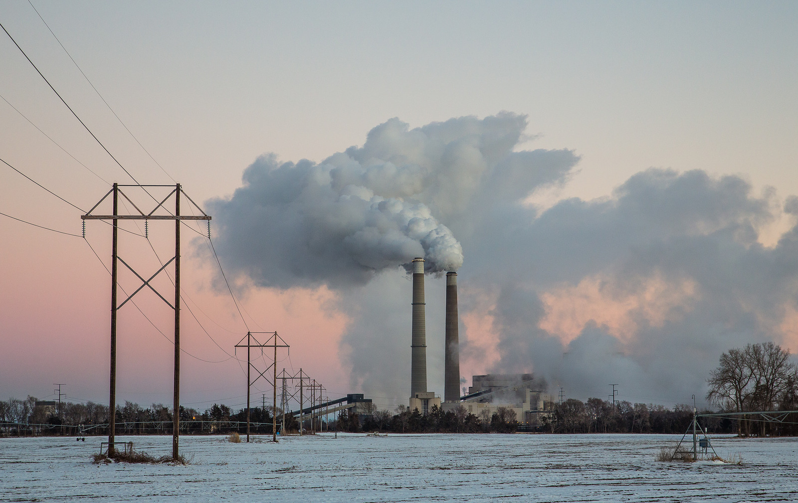 La imagen muestra la Estación Generadora del Condado de Sherburne, también conocida como Sherco, una planta de energía a base de carbón en las orillas del río Mississippi en Becker, Minnesota. El informe sobre el cambio climático señala que el uso del carbón se debe eliminar para frenar el calentamiento global. Foto: Tony Webster on Visual hunt / CC BY-SA