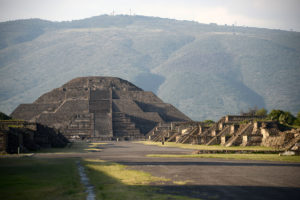 Expertos han confirmado que la Pirámide de la Luna de Teotihuacan, una de las tres pirámides de la antigua Ciudad de los Dioses, tiene una cámara y un túnel bajo su estructura. Foto: Mauricio Marat | INAH