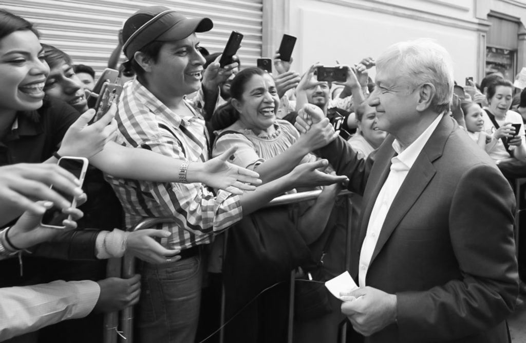 Andrés Manuel López Obrador saluda a sus seguidores la mañana del primero de diciembre de 2018. Foto: Presidencia de México 