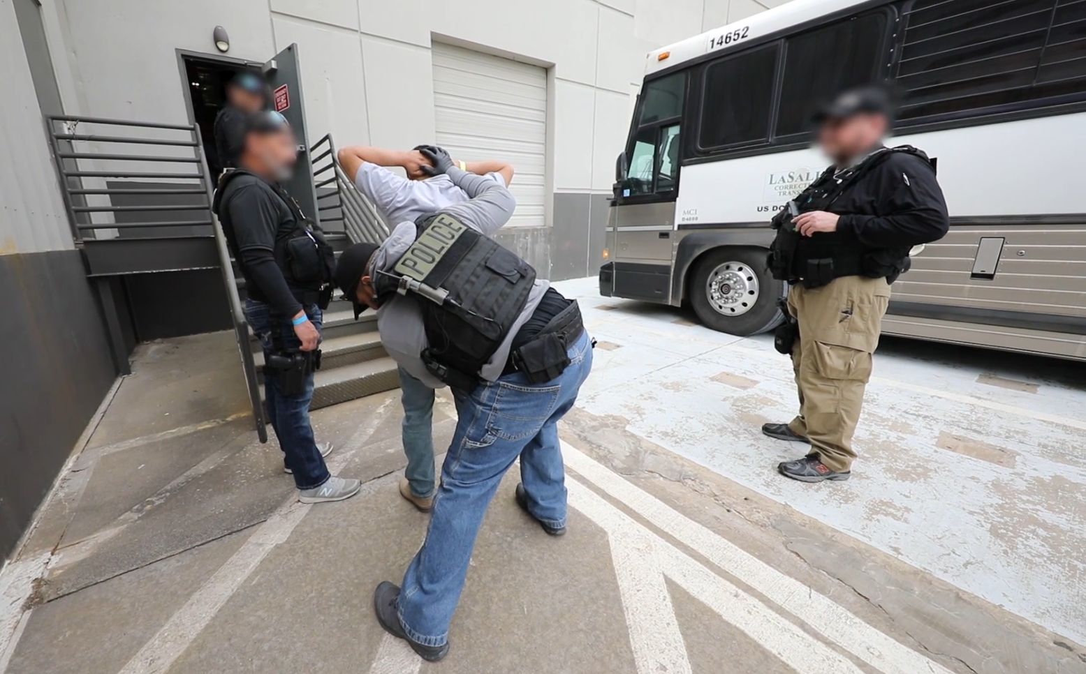 ICE ejecutó una redada de inmigración en Texas en lugar de trabajo en la que arrestaron a más de 280 trabajadores extranjeros acusados de violar la ley de inmigración Foto: ICE