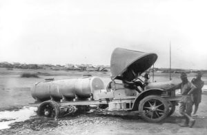 Un camión tanque de gasolina de la White Company atascado en una zanja durante la expedición punitiva de Estados Unidos de Pancho Villa en 1916. Lámina fotográfica de William Fox.