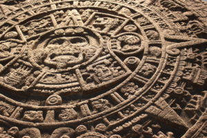 La majestuosa y mítica Piedra del Sol como se exhibe en la Sala Mexica del Museo Nacional de Antropología, en Ciudad de México. Una nueva teoría formulada por un académico estadounidense se centra en la identificación de dos glifos claves que apuntan a la identidad del rostro central de monolito.
