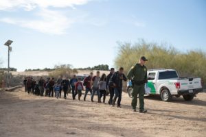El 26 de febrero de 2019, un gran grupo de migrantes fueron interceptados por agentes de la Patrulla Fronteriza de EE.UU. Cerca de El Paso, Texas. Foto: Jaime Rodríguez, Sr. | CBP