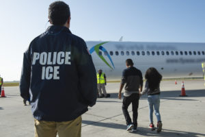 Un agente de ICE supervisa la transferencia de migrantes de Guatemala de un autobús a un avión que los llevará desde Brownsville, Texas a su país natal. Las repatriaciones de guatemaltecos como esta hecha el 20 de agosto de 2019 por avión son un acuerdo entre Guatemala y Estados Unidos. Foto: ICE