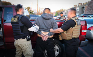 Múltiples operativos de control migratorio en 16 estados de Estados Unidos dejaron más de 500 extranjeros indocumentados bajo arresto. Foto: ICE