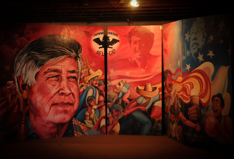 Los paneles de un mural móvil pintado por el artista cubano Víctor Caldee en honor al líder de los trabajadores agrícolas en Estados Unidos César Chávez. Foto: Eduardo Barraza | Barriozona Magazine © 2010