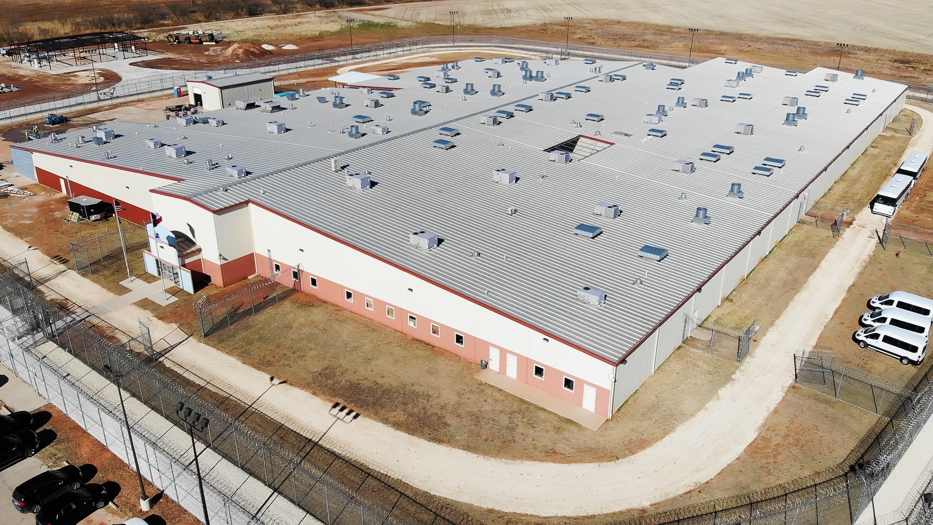 Una vista aérea del Centro de Detención Bonnet. La instalación está diseñada para albergar individuos, no familias migrantes. Foto: Charles Reed | ICE