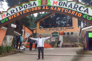 Homero Gómez González posó para esta foto el 29 de diciembre en la entrada al santuario de la mariposa monarca. Foto: Facebook