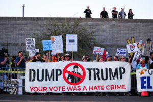 Grupos en contra del presidente Donald Trump se manifestaron durante la visita del presidente. Foto: Eduardo Barraza | Barriozona Magazine © 2020