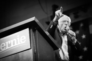 Bernie Sanders dando un discurso en un mitin de campaña en el estado de Minnesota un día antes de las elecciones primarias del Supermartes. Foto: Lorie Shaull
