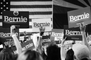 Seguido por una multitud de jóvenes, el aspirante a la nominación demócrata Bernie Sanders dio un discurso en un mitin de campaña en Phoenix, Arizona. Foto: Eduardo Barraza | Barriozona Magazine © 2020
