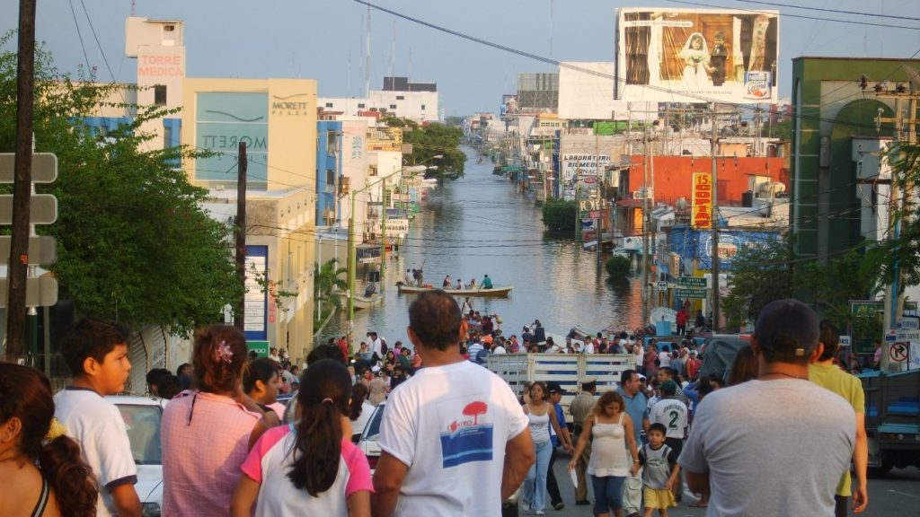 Así lucía el 2 de noviembre de 2007 la Avenida Méndez, una de las más importantes de la ciudad de Tabasco, en la que se aprecian las inundaciones. Foto: Huitzil