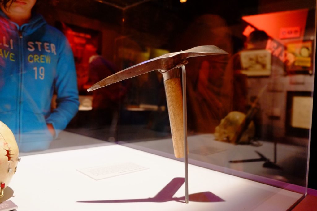 El piolet usado por Ramón Mercader para matar a León Trotsky en su casa de Coyoacán. Se exhibe en el Museo Internacional del Espionaje en la ciudad de Washington, D.C., EE.UU.