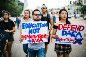Jóvenes manifestantes sostienen carteles en apoyo del programa DACA, o Acción Diferida para los Llegados en la Infancia. Foto: Foto: mollyktadams on Visualhunt / CC BY