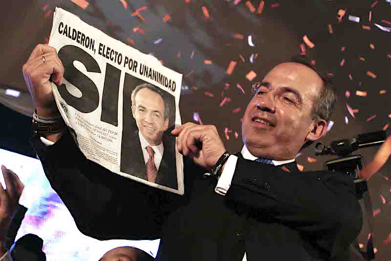 El candidato del Partido de Acción Nacional Felipe Calderón Hinojosa celebra los resultados de los comicios presidenciales de julio de 2006. Foto: Guillermo González | Barriozona Magazine