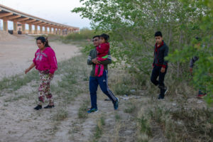 Un grupo de migrantes llevando a un menor de edad cruzan la frontera ilegalmente cerca de El Paso, Texas. El grupo se entregó a las autoridades. Esta escena es cotidiana en la frontera México-Estados Unidos: Foto: Mani Albrecht | U.S. Customs and Border Protection