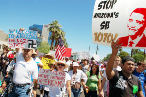 Miles de personas marchan en Phoenix, Arizona a favor de una reforma migratoria y para protestar la nueva Ley SB 1070 en contra de la inmigración indocumentada. Foto: Eduardo Barraza | Barriozona Magazine © 2010