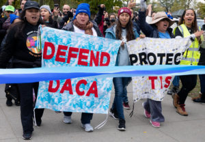 Manifestantes a favor del programa DACA y el TPS marchan a favor de ambos programas. Foto: Victoria Pickering | Creative Commons