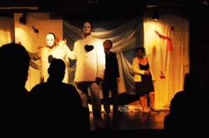 Escena de la obra teatral "Gracias a la Vida", parte de la trilogía de "Imágenes del Viento", y puesta en escena por Teatro Meshico. Foto: Eduardo Barraza | Barriozona Magazine © 2010