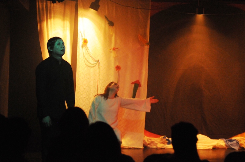 Escena de la obra teatral "La carta", parte de la trilogía de "Imágenes del viento', y puesta en escena por Teatro Meshico. Foto: Eduardo Barraza | Barriozona Magazine © 2010