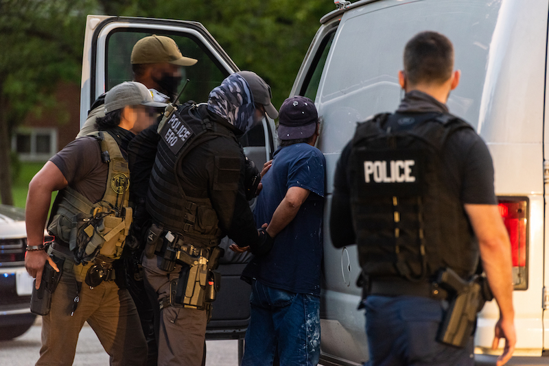Los oficiales de ICE localizan a indocumentados con antecedentes penales para arrestarlos, ser juzgados y posteriormente expulsados del país. Foto: Amanda Mason | ICE
