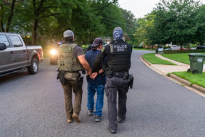 Agentes federales arrestan a un extranjero con antecedentes penales en el norte del estado de Virginia durante un operativo en el verano de 2020. Foto: Amanda Mason | ICE