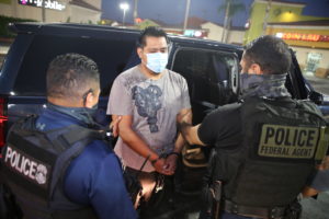Autoridades federales de Estados Unidos llevan a cabo el arresto de un extranjero indocumentado con antecedentes penales en Los Ángeles, California. Foto: Michael Johnson | ICE