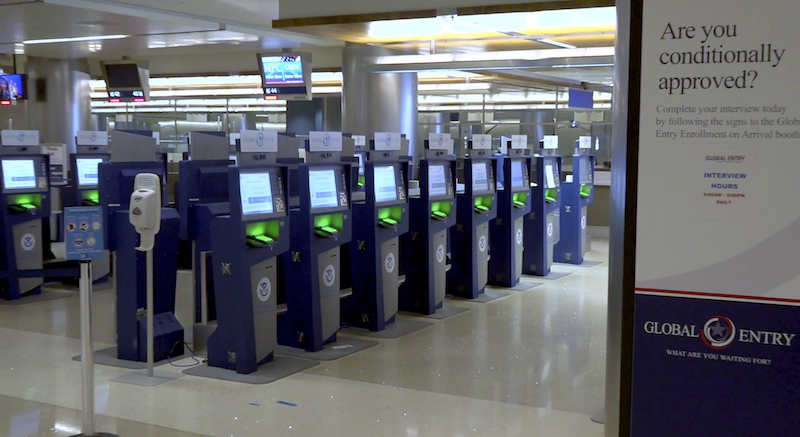 Estas son las estaciones automáticas de inspección en las que los viajeros presentarán sus documentos y se tomarán una fotografía. Foto: CBP