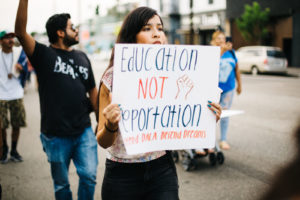 Los beneficiarios de DACA continúan luchando por una solución permanente a su estatus legal en Estados Unidos. La imagen muestra a jóvenes que participan en una marcha a favor de los derechos de los inmigrantes indocumentados en la ciudad de Los Ángeles, California. Foto: mollyktadams on Visual hunt / CC BY