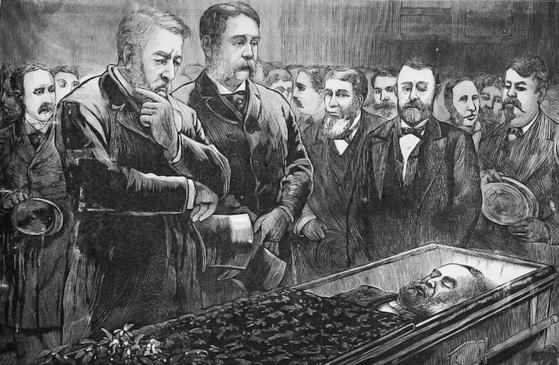 Un dibujo publicado en un periódico muestra el cadáver del presidente de Estados Unidos James Garfield, cuyo funeral se llevó a cabo en la Rotonda del Capitolio. Chester A. Arthur, quien se convirtió en presidente tras la muerte de Garfield, está de pie en el centro. Dominio público.