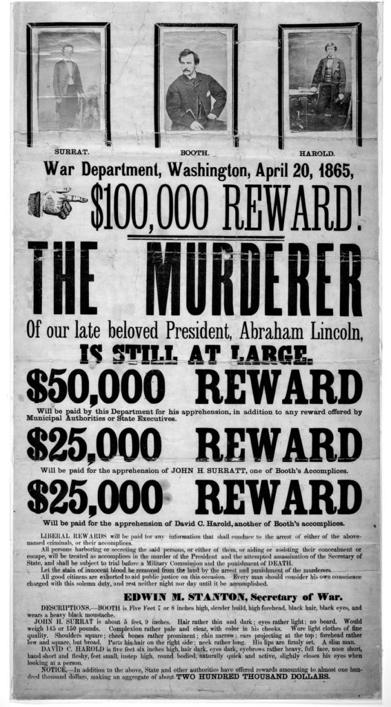 “SE BUSCA”. Un cartel de 1865 ofrece una recompensa por la captura de los conspiradores del asesinato de Lincoln, ilustrada con impresiones fotográficas de John H. Surratt, John Wilkes Booth (asesino del presidente) y David E. Herold.