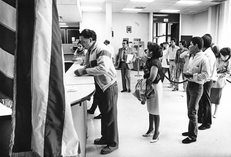Un grupo de personas 1986 hacen fila para presentar una solicitud para la reforma migratoria de 1986 en una de las oficinas del Servicio de Inmigración y Naturalización de Estados Unidos en la ciudad de Los Ángeles, California en mayo de 1988. Foto: Mike Mullen | Los Angeles Herald Examiner Photo Collection