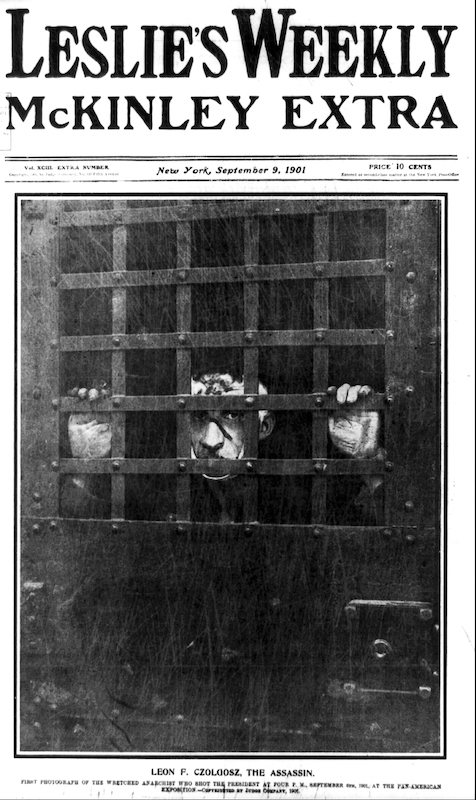 La primera fotografía de León F. Czolgosz, el asesino del presidente William McKinley, en la cárcel. La imagen fue publicada en la portada del Semanario Leslie’s el 9 de septiembre de 1901, el día siguiente del atentado.