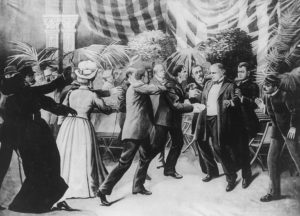 Una ilustración muestra el momento en que el presidente de Estados Unidos, William McKinley, es atacado por el anarquista León Czolgosz con un revólver oculto mientras el mandatario asistía a la recepción de la Exposición Panamericana el 6 de septiembre de 1901. Ilustración por T. Dart Walker (1904).