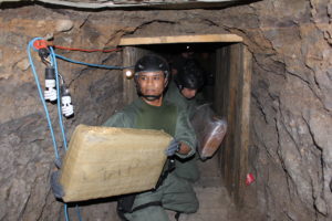 Este detallado túnel construido para el contrabando fronterizo de drogas ilícitas fue descubierto por las autoridades de Estados Unidos de dentro de un almacén cerca de San Diego, California en 2011. Foto: ICE