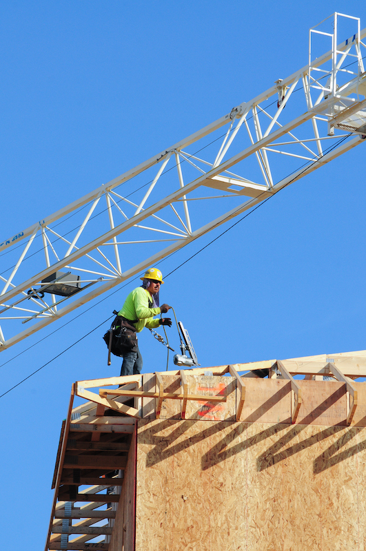 Un alto número de trabajadores que llegan de otros países a Estados Unidos forman parte de la fuerza laboral en la industria de la construcción. Foto: Eduardo Barraza | Barriozona Magazine © 2020
