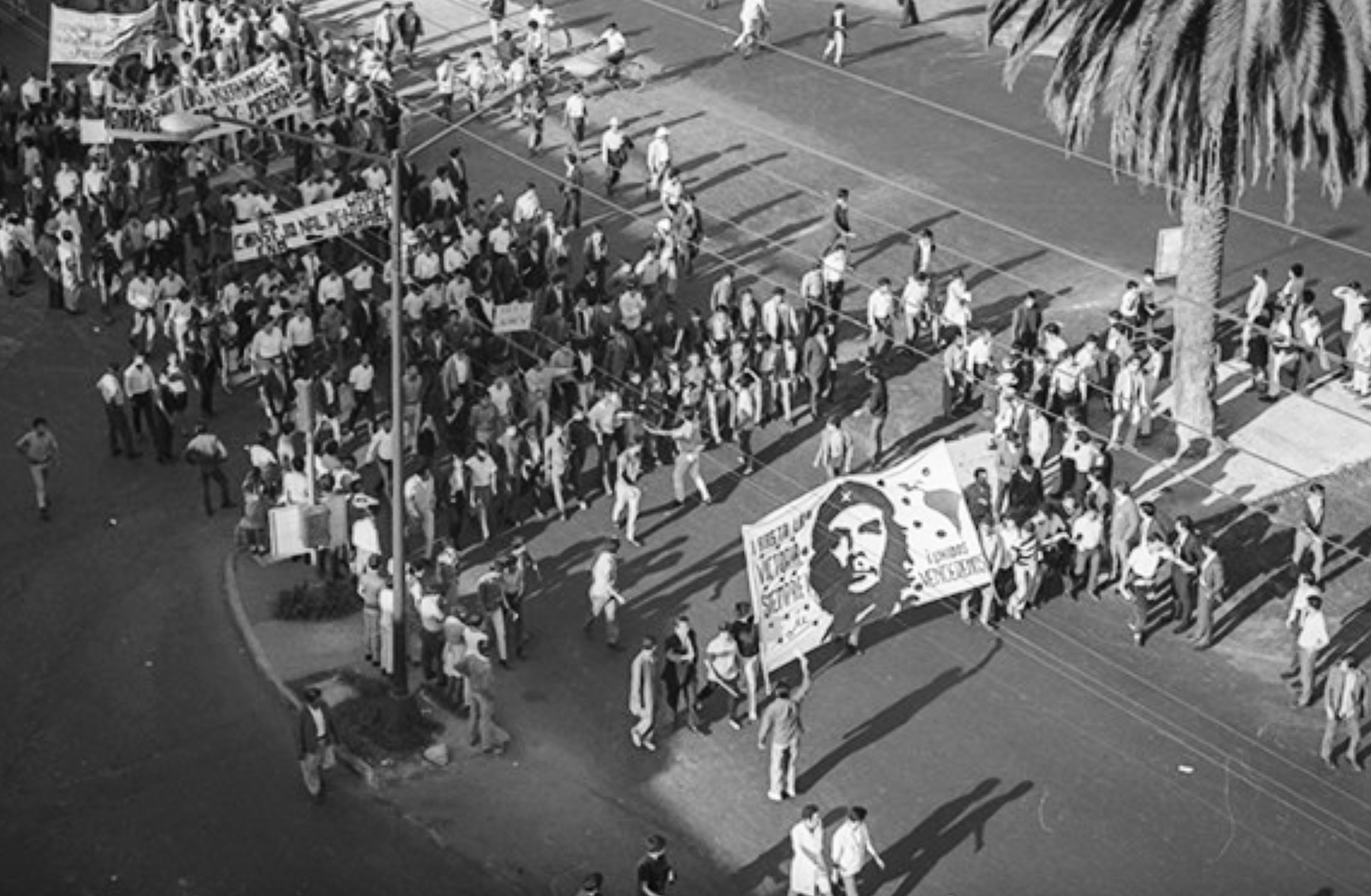 En 1968, los estudiantes desafiaron al gobierno de México realizando varias en las calles marchas en las que portaban carteles y pancartas con imágenes de figuras icónicas que habían desafiado a l imperialismo, como Ernesto” “Che” Guevara”, muerto en Bolivia en 1967 por fuerzas estadounidenses. La imagen corresponde a una marcha el 13 de agosto de 1968 convocada por el Consejo Nacional de Huelga (CNH). Foto: Gobierno del Distrito Federal