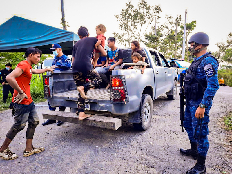 Members of the Guatemalan Army supervise a group of undocumented migrants boarding a military vehicle prior to being deported from the country. Photo: Ministry of National Defense - Guatemalan Army