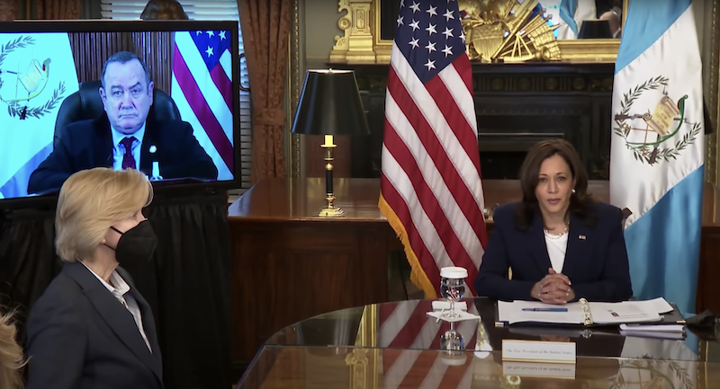 La vicepresidenta de Estados Unidos, Kamala Harris, recibió al presidente guatemalteco Alejandro Giammattei en una reunión virtual el 26 de abril de 2021. Imagen de video grabado por la Casa Blanca