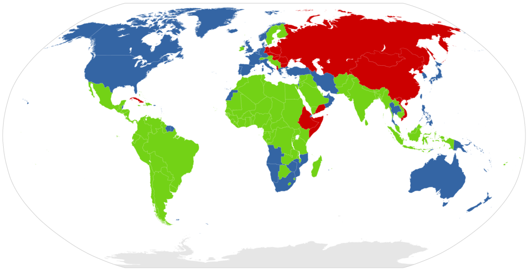 Este mapa que muestra los 'tres mundos'. Las naciones del primer mundo se muestran en azul, las naciones del segundo mundo en rojo y las naciones del tercer mundo en verde. El mapa está fechado en mayo y agosto de 1975. Imagen: Dominio Público
