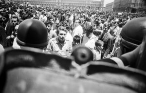 Una de las manifestaciones organizadas durante el movimiento estudiantil el 13 de agosto de 1968 en México muestra a una multitud y a unos soldados vigilando en la en la plaza principal del Distrito Federal, Zócalo. El movimiento estudiantil fue definitivamente emprendido por gente común. Foto: Manuel Gutiérrez Paredes