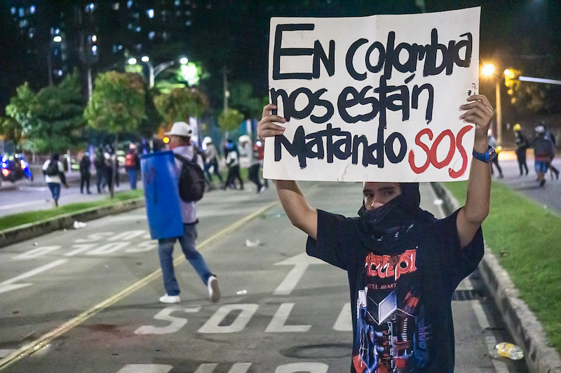"En Colombia nos están matando". Las protestas en Colombia han dejado más de dos docenas de muertos. Foto: Oxi.Ap
