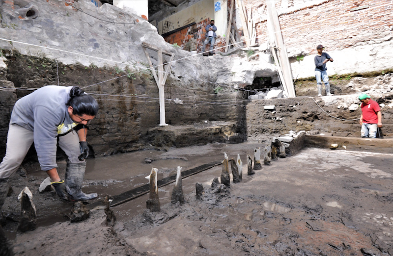 Miembros del equipo de salvamento arqueológico del INAH trabajan en el sitio donde se ubicó la antigua vivienda y ofrenda mexicas. Foto: Mauricio Marat | INAH
