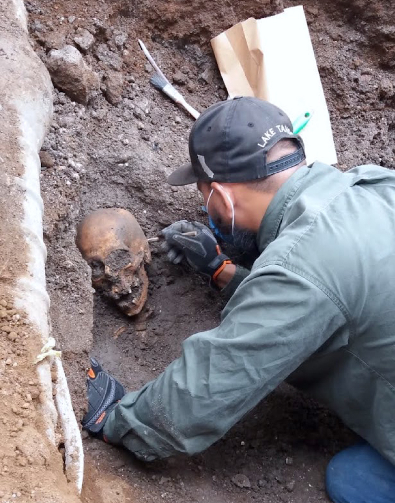 El esqueleto casi íntegro de un hombre de aproximadamente 25 años de edad y 1.80 metros de estatura son parte de los restos encontrados durnate los trabajos arqueológicos en el Panteón de San Fernando, en la Ciudad de México. Foto: Foto: Nancy Domínguez | Dirección de Salvamento Arqueológico | INAH