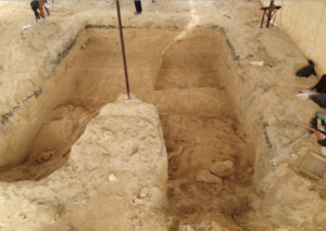 Trabajadores del INAH realizan labores de para extraer los restos del mamut de Puebla, encontrado por un trabajador de un cementerio. Foto: INAH