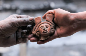 Un fragmento de una obra artesanal de la antigua cultura mexica que representa la diosa Cihuacóatl, figura entre los asombrosos objetos encontrados en un lote en la Ciudad de México, en donde una ofrenda ritual fue descubierta por arqueólogos de INAH en lo que fue una antigua vivienda de Tenochtitlan. Foto: Mauricio Marat | INAH